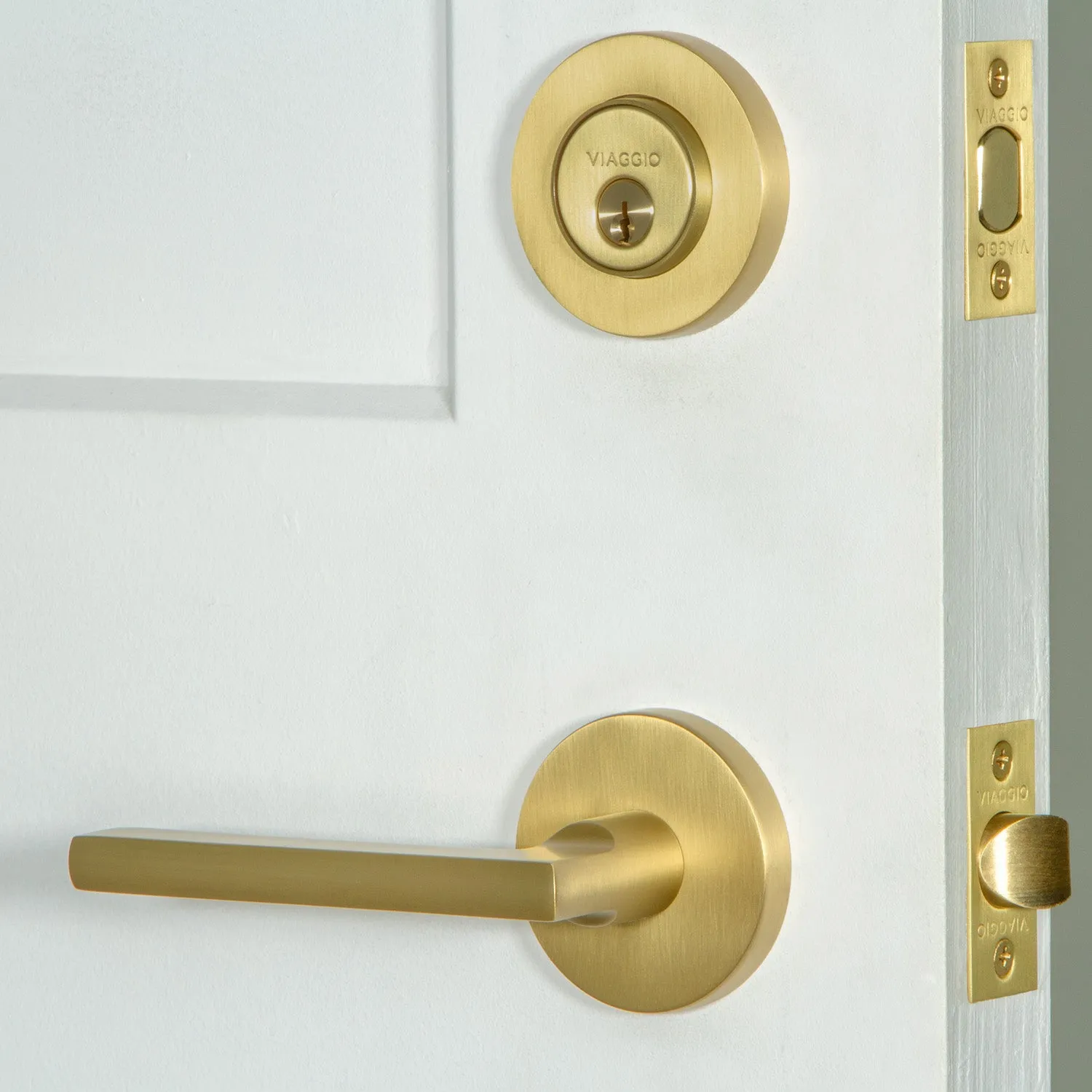 Circolo Rosette Entry Set with Milano Lever in Satin Brass